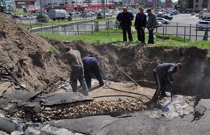 Конфликт между СГК и мэрией Барнаула начали решать с помощью отбойных молотков и тяжёлой техники