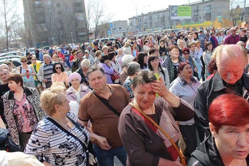 Фоторепортаж: барнаульцы штурмуют ТРЦ «Пионер»