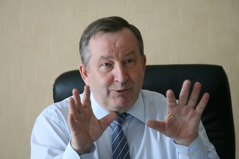 Сколько зарабатывает губернатор Александр Карлин и его замы