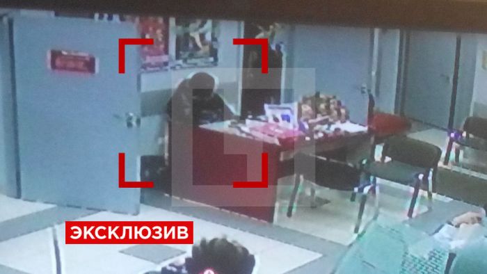 В Москве неизвестный убит при захвате заложников в банке (видео)