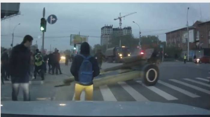 В Новосибирске ехавшие на парад войска потеряли пушку