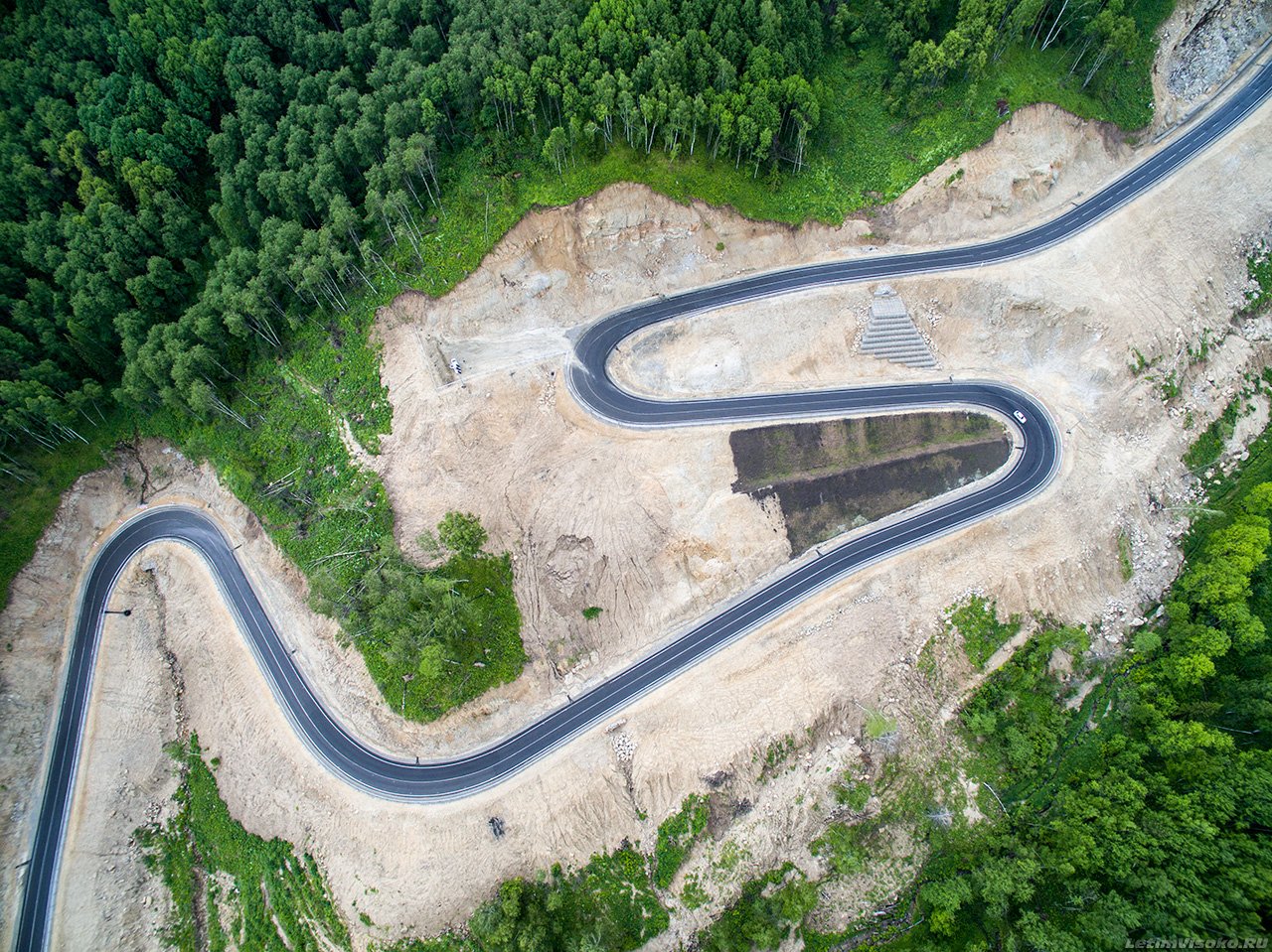 Самую красивую и дорогую дорогу на Алтае сняли с высоты птичьего полета (фоторепортаж)