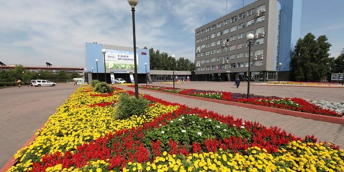 Алтай-Кокс благоустраивает заводскую территорию