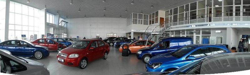 В новый салон KIA накануне открытия проник мужчина и ломом разбил два автомобиля