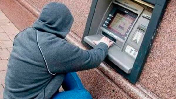 На Алтае мошенник украл миллион у детдомовца
