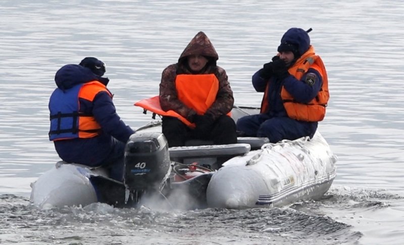 Водолазы обследуют дно Телецкого озера в поисках рухнувшего вертолета