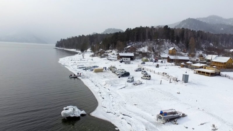 Водолазы обследуют дно Телецкого озера в поисках рухнувшего вертолета