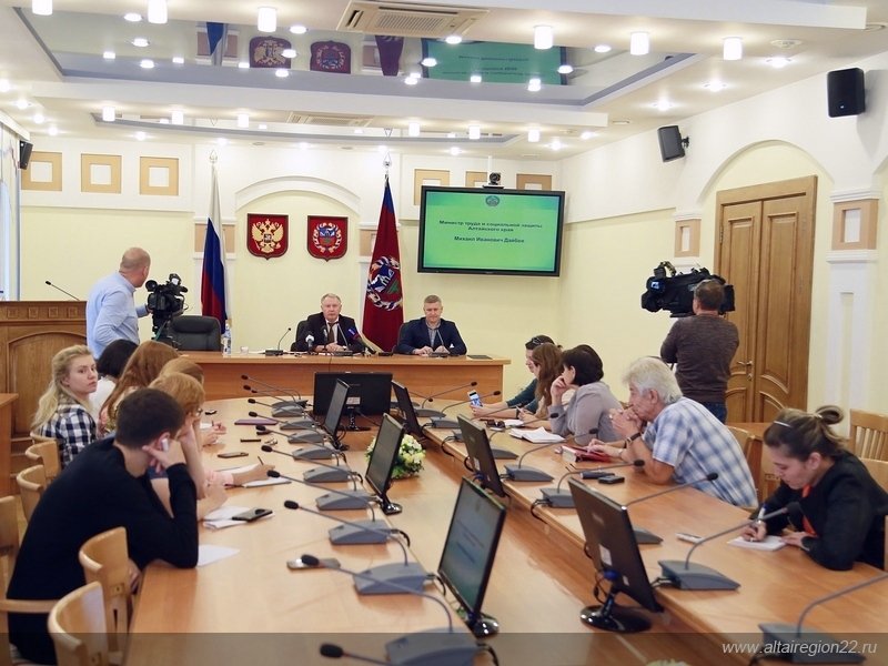 Глава минтруда Алтая восхищен темпами вывода наемных работников "из подполья"