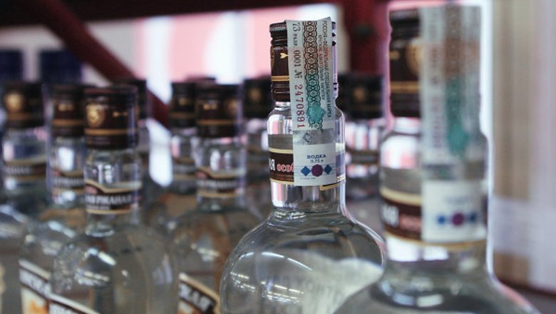 Повысить цену бутылки водки до 300 рублей предложил минздрав РФ