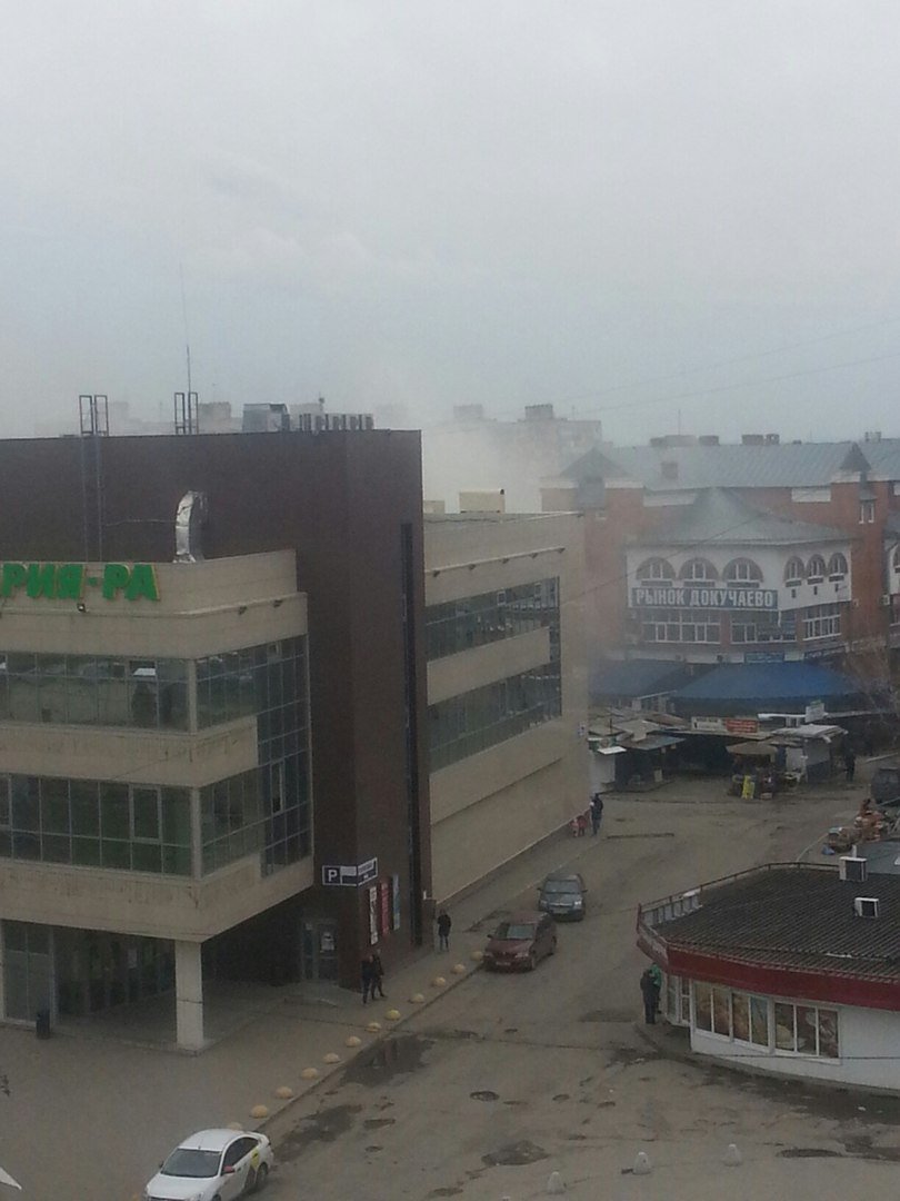 Склад с вещами и обувью горел на барнаульском рынке Докучаево