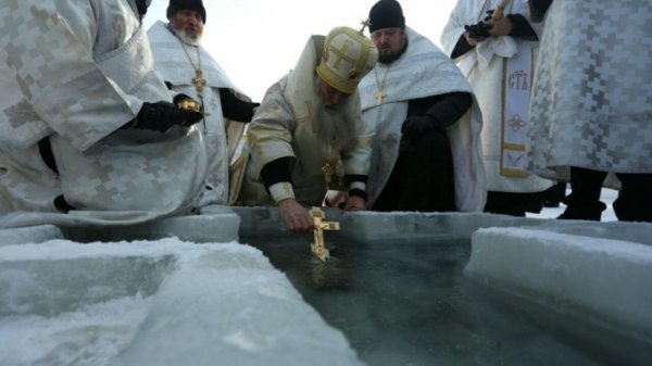 Святая вода: как использовать, как долго ее можно хранить и что с ней делать нельзя