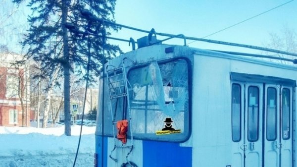 Автобус и троллейбус столкнулись в Барнауле