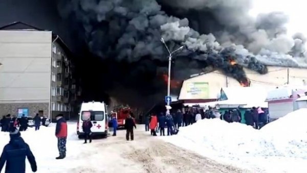 При пожаре на рынке в Искитиме погиб продавец шапок