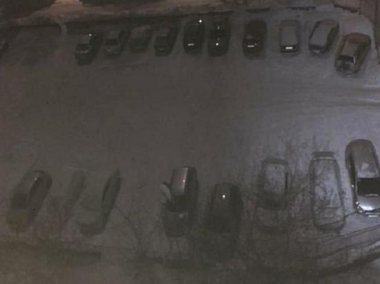 Бийские автомобилисты превратили хоккейную коробку в стоянку