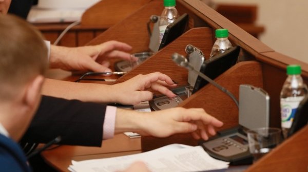 Парламентарии будут уведомлять АКЗС о своем управлении некоммерческими структурами