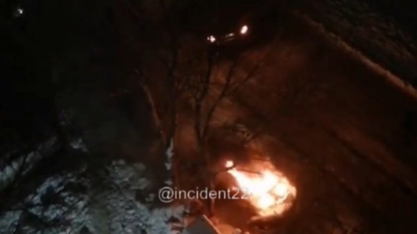 Автомобиль сгорел в барнаулськом дворе