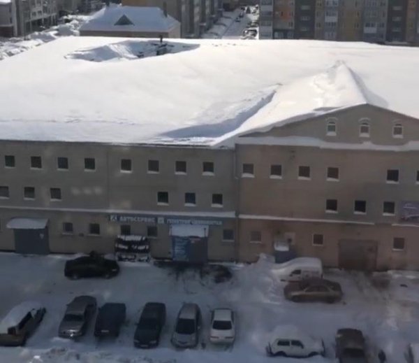Крыша кооперативного гаража провалилась в Барнауле