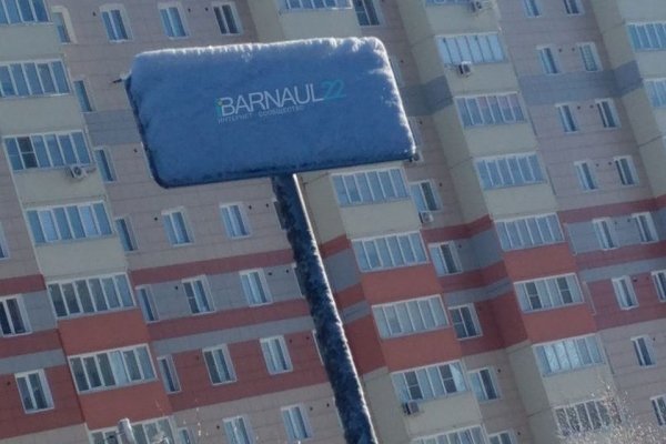 Барнаульцы жалуются на залепленные снегом дорожные знаки. Что делать?