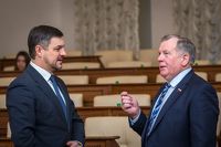Алтайское Заксобрание на «тихой» сессии лишилось осужденных депутатов и начало готовиться к реформе Конституции