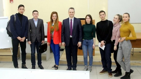 Мария Бутина взялась учить алтайских студентов кибербезопасности на «вашингтонский манер»