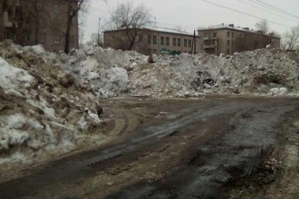 Печальное зрелище: на барнаульской аллее Победы устроили незаконную свалку снега