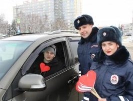 Барнаульские автоинспекторы раздали водителям валентинки (фото)