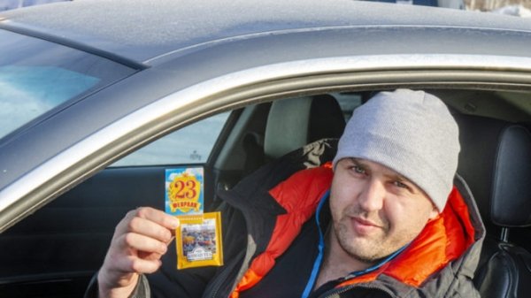 Водителям Камня-на-Оби подарили по пакетику чая на 23 Февраля