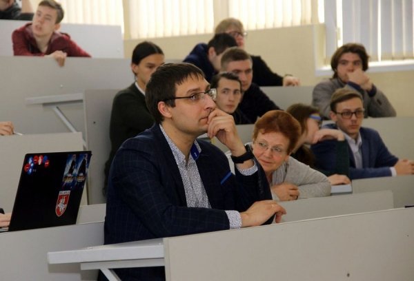 Мария Бутина взялась учить алтайских студентов кибербезопасности на «вашингтонский манер»