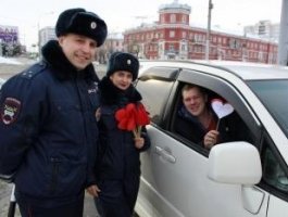 Барнаульские автоинспекторы раздали водителям валентинки (фото)