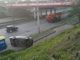 В Барнауле водитель вылетел на остановку и перевернулся