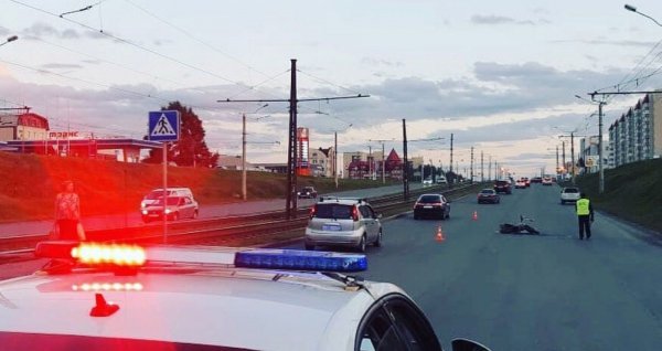 В Барнауле мотоциклист сбил женщину и ребёнка на пешеходном переходе