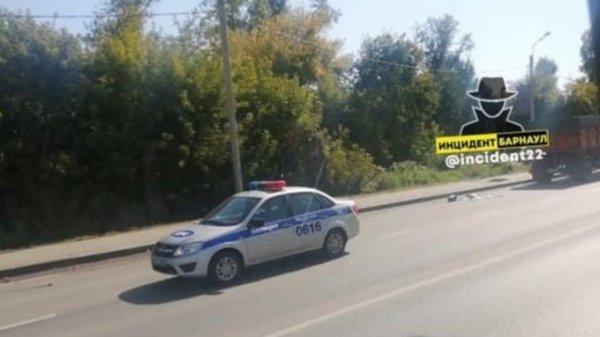 КамАЗ сбил трех женщин в Барнауле, две из них скончались