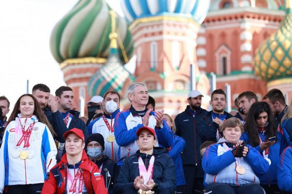 Паралимпийский чемпион Роман Жданов со сцены на Красной площади поблагодарил за поддержку