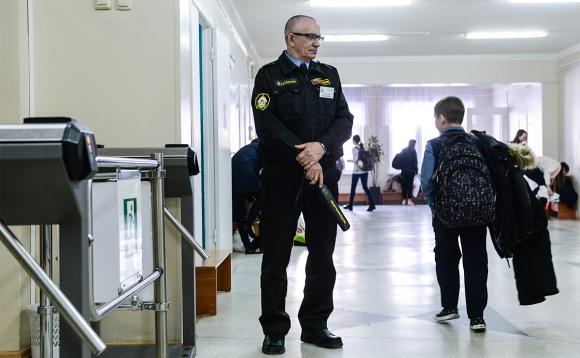 В школах Барнаула может появиться вооружённая охрана.