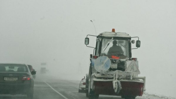 Барнаульская «зимняя техника» в ожидании первого снегопада и готова к вызовам в первую ночь ноября