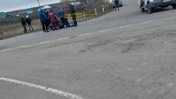 Иномарка отлетела в трамвай после столкновения с другой машиной в Барнауле