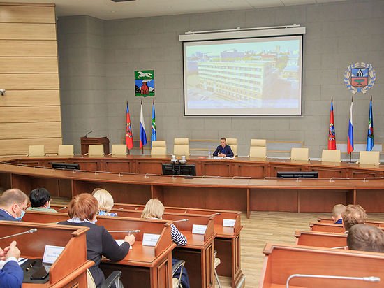Ситуацию с распространением COVID-19 обсудили на оперативном совещании в администрации Барнаула