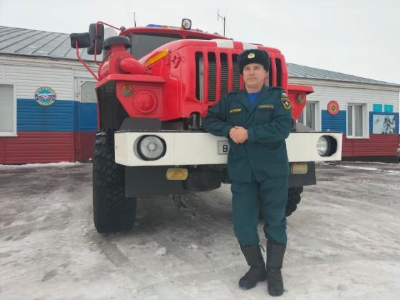 Алтайский спасатель случайно встретил на трассе замерзающего водителя и спас