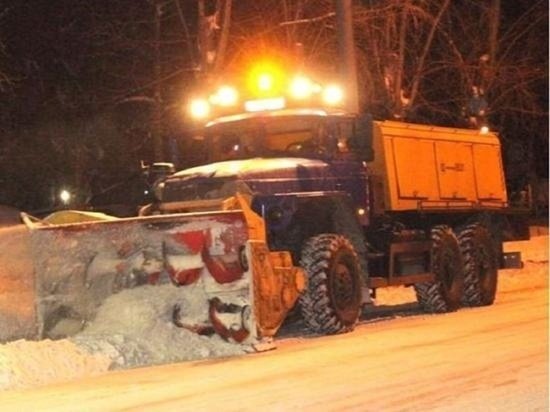 Больше сотни единиц техники убирали ночью снег с улиц Барнаула