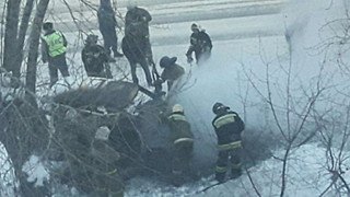 Иномарка сгорела на выезде со двора в Барнауле