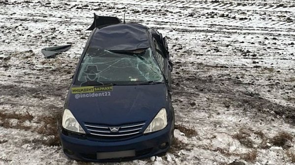Легковой автомобиль слетел с трассы и перевернулся в Алтайском крае