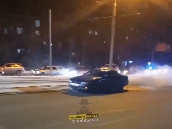 В Барнауле пьяный водитель убегал от ДПС и сбил несколько столбов