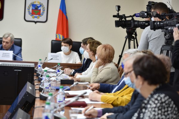 Алтайские врачи и депутаты пока не нашли альтернативы внедрению QR-кодов