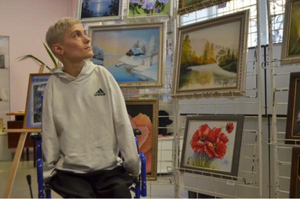 В Барнауле открылась выставка картин рисующей ногами художницы - KP.Ru