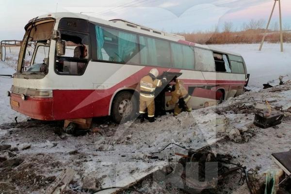 Видео с места ДТП на алтайском переезде 24 декабря 2021: рейсовый автобус столкнулся с грузовым поездом - KP.Ru