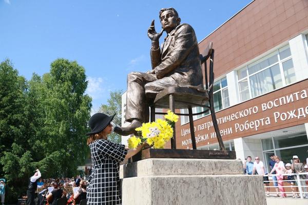 Музыкально-поэтическое шоу в честь 90-летия Роберта Рождественского представят на Алтае - KP.Ru