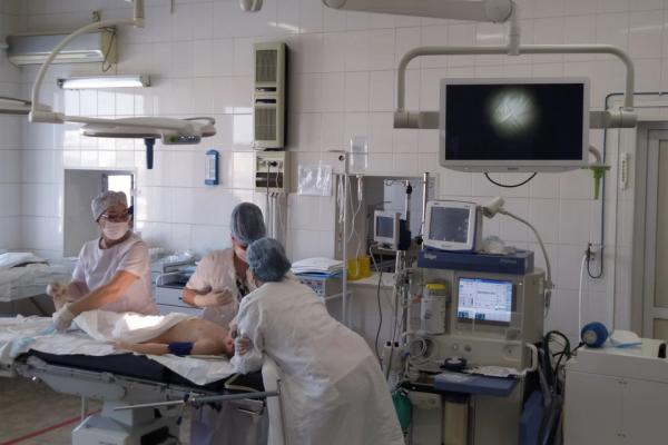 Оперировать быстрее и проще: алтайские хирурги получили современное оборудование - KP.Ru