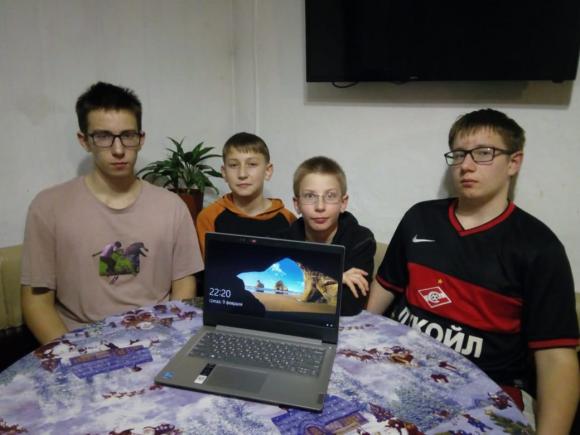 Россияне помогли алтайской многодетной семье купить ноутбук