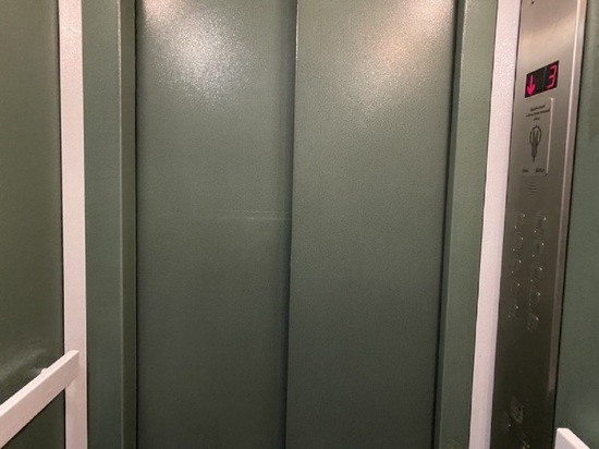 В Барнауле мужчина снял штаны в лифте на глазах у 10-летней девочки