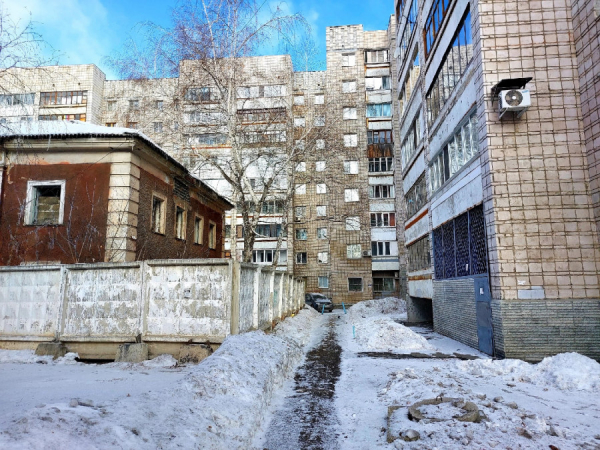 Развалюхи Ленинского. Как выглядят административные «заброшки» главного проспекта Барнаула и что их ждет